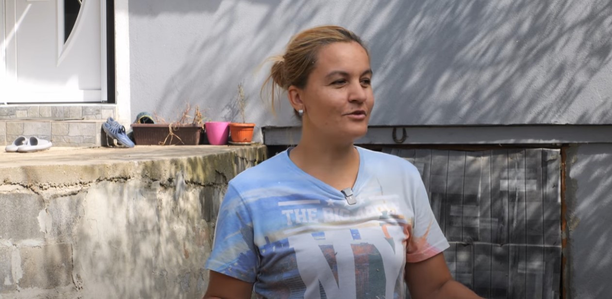 Foto-video:Muž na postelji, Esada na leđima nosi drva i hrani porodicu!